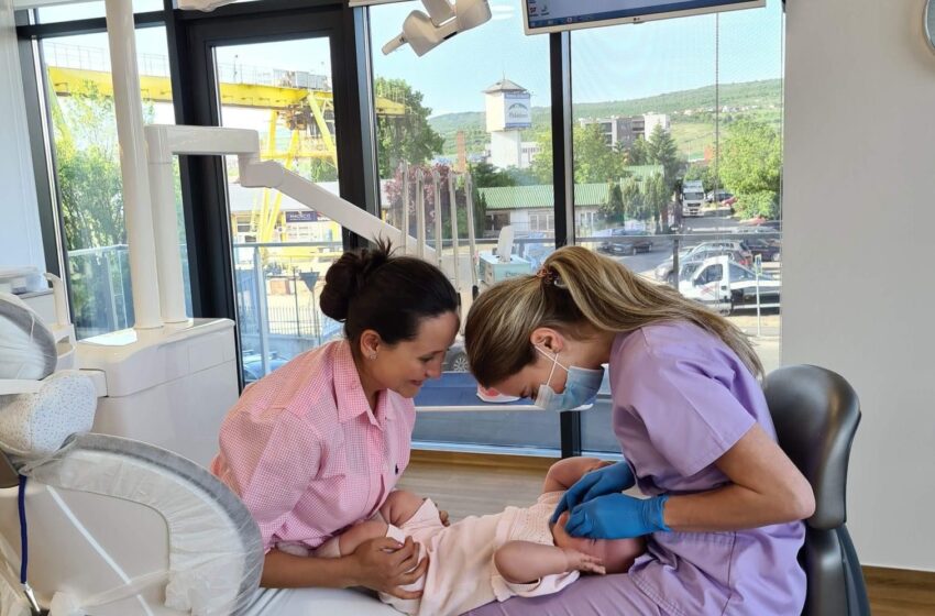  Igiena dentară la bebeluși. Cum se efectuează corect periajul